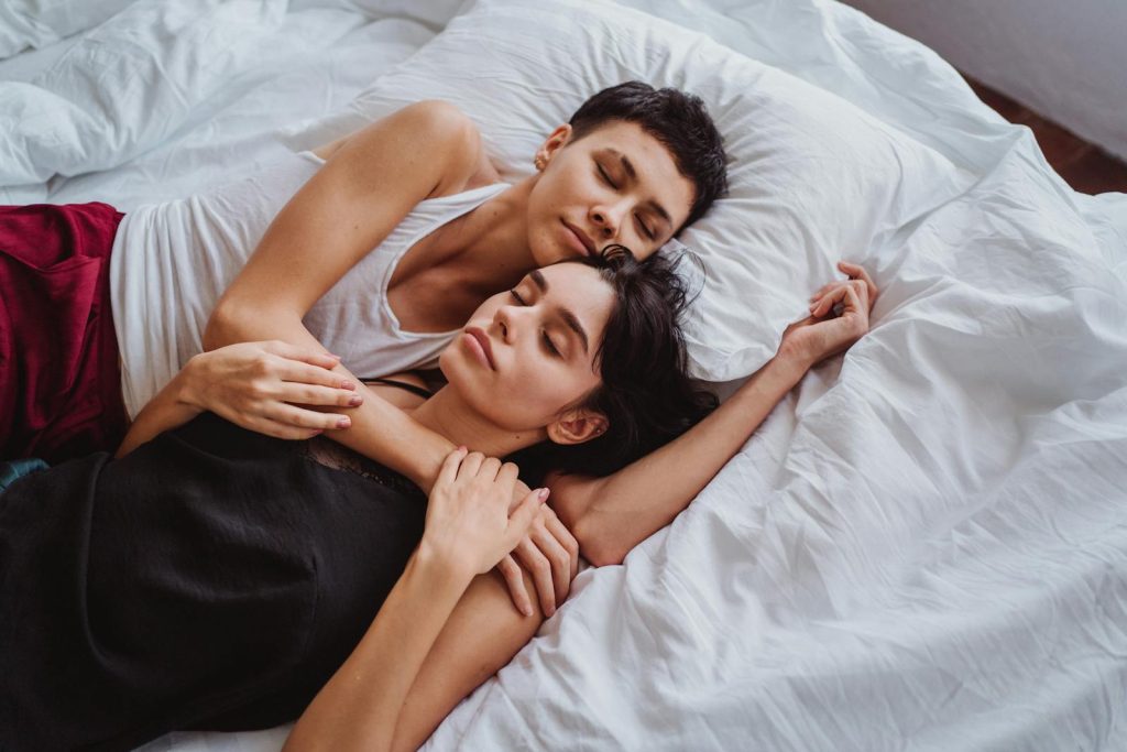 Two Women Sleeping Together Terapia de pareja y sexualidad